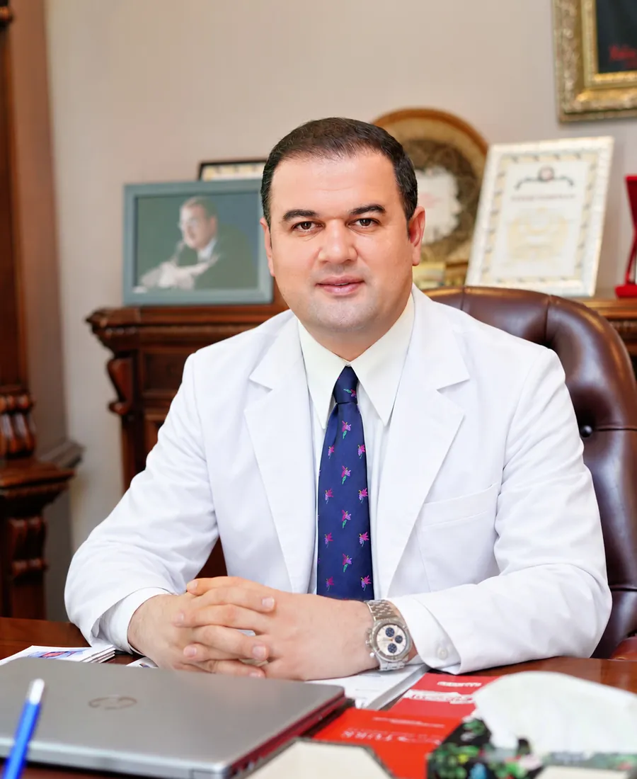 Dr. Samir Şükürov sənədlər üzərində işləyir